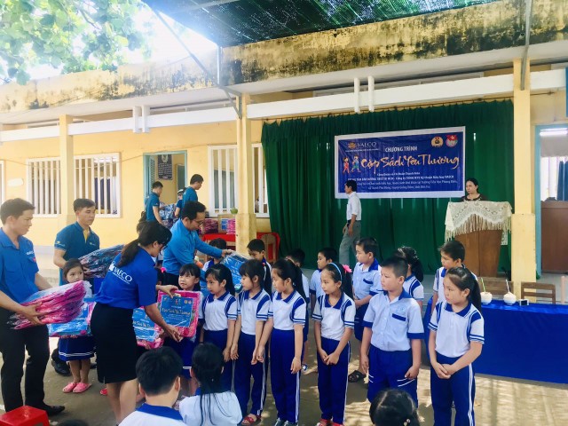 Chương trình ‘Cặp sách yêu thương’ đến với các em học sinh khó khăn