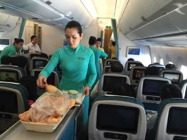 [Nhỏ mà không nhỏ] ‘Tân trang’ xe đẩy suất ăn