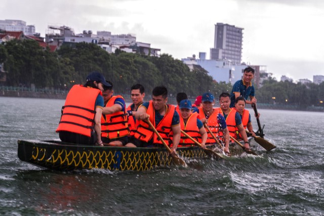 Vietnam Airlines Dragon Boat Team: ‘Vượt nắng, thắng mưa, say sưa tập luyện’