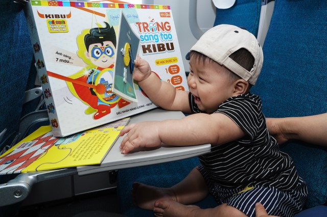Hành khách nhí đón Trung Thu trên chuyến bay VNA