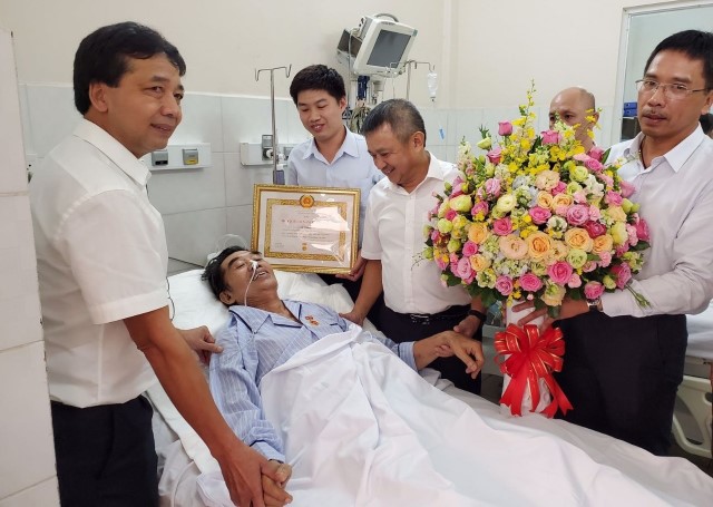 Xúc động buổi Lễ trao huy hiệu 50 năm tuổi Đảng cho Đại tá Lữ Thông