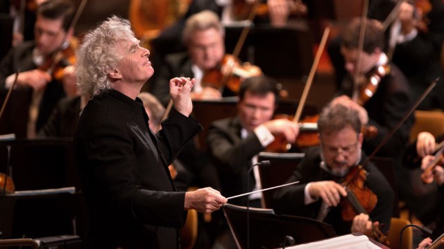 [Video] Sir Simon Rattle – Nhạc trưởng huyền thoại và màn trình diễn đỉnh cao