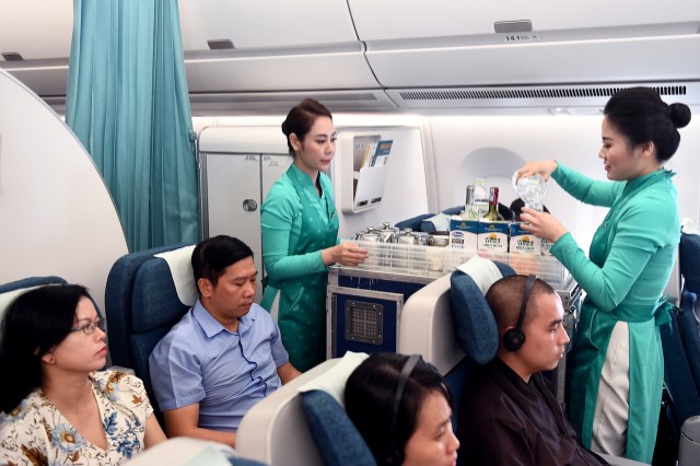 [Nhỏ mà không nhỏ] Từ màng bọc ni lông nắp chai nước tới những chuyến bay xanh
