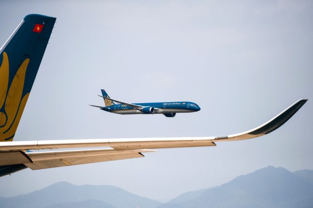 [Video] Boeing 787-10 nghiêng cánh chào Hà Nội ở độ cao 100 mét