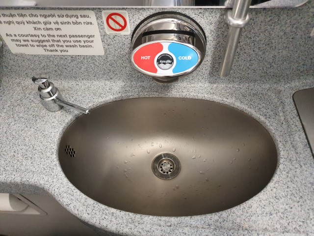 [Nhỏ mà không nhỏ] Chăm sóc Lavatory – Toilet seat