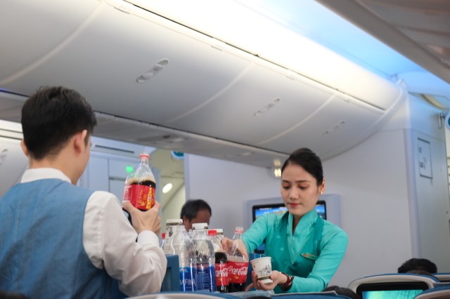 [Green planet] Sống xanh trên mỗi chuyến bay với cốc giấy uống nước