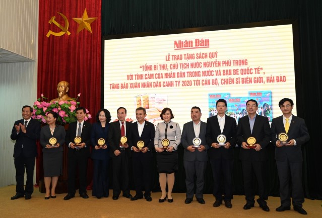 VNA trao tặng 2.000 tờ báo Tết cho chiến sĩ biên giới, hải đảo