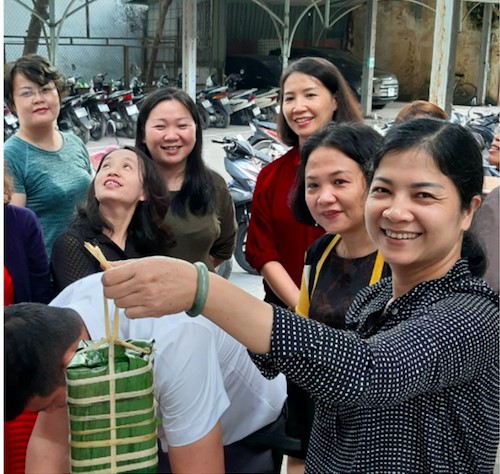 CBNV AITS rộn ràng với “Hội thi gói bánh chưng, giò xào”