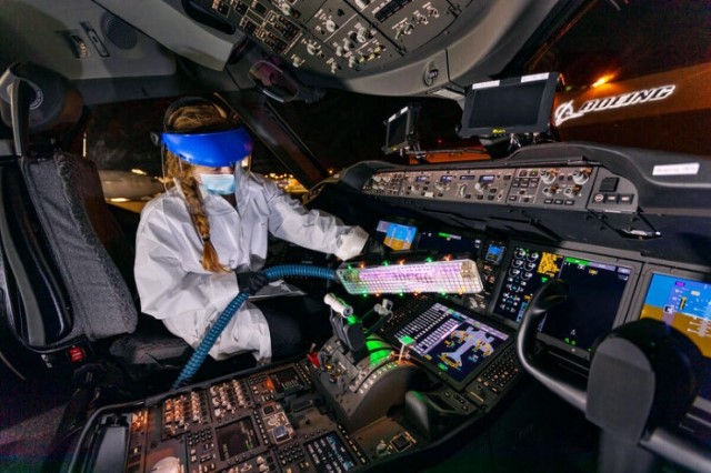 Boeing thiết kế đèn cực tím có thể khử trùng buồng lái trong 15 phút