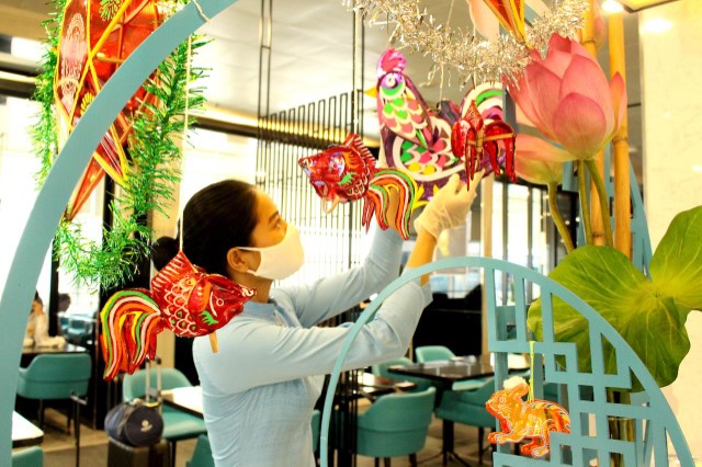 Trung Thu lung linh tại Phòng Khách Bông Sen VNA