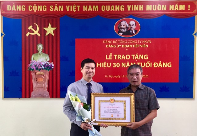 Đoàn tiếp viên tổ chức Lễ trao huy hiệu 30 năm tuổi Đảng
