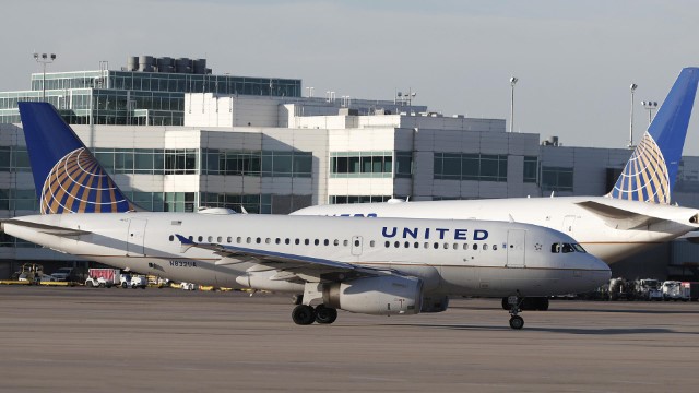 Doanh thu của United Airlines giảm gần 80%
