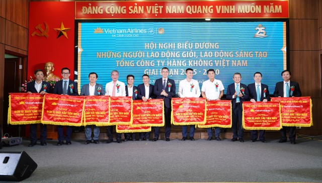 Vinh danh cống hiến của tập thể cán bộ nhân viên với sự phát triển của TCT