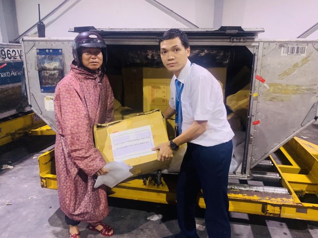 Chi nhánh miền Trung nỗ lực trở thành cầu nối chia sẻ khó khăn với người dân vùng lũ