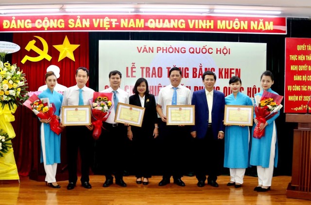 VIAGS TSN đón nhận 3 bằng khen của chủ nhiệm văn phòng Quốc hội