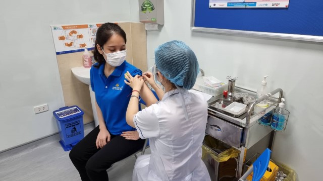 Tiêm vaccine phòng Covid-19 với chia sẻ của CBNV