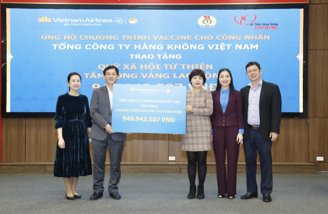 TCT trao gần 950 triệu đồng ủng hộ chương trình “Vaccine cho công nhân”