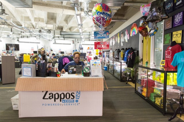 Vì sao từ sếp đến nhân viên Zappos đều phải làm qua công việc của nhân viên trực điện thoại?
