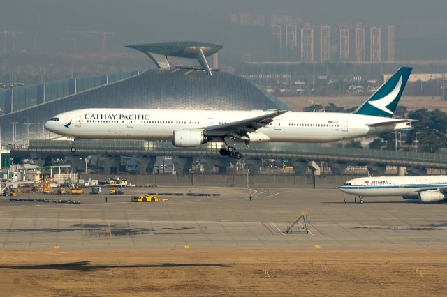 Bản tin HK ngày 11/8: Đà phục hồi của Cathay Pacific bị cản trở