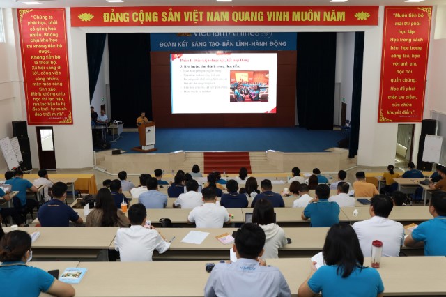 Tổ chức bồi dưỡng nhận thức về Đảng dành cho quần chúng ưu tú của TCT