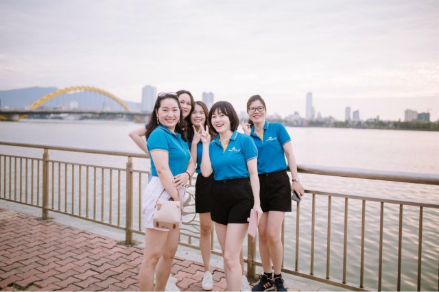 [Nụ cười Sen Vàng] Nụ cười sen vàng – Rực rỡ sớm mai