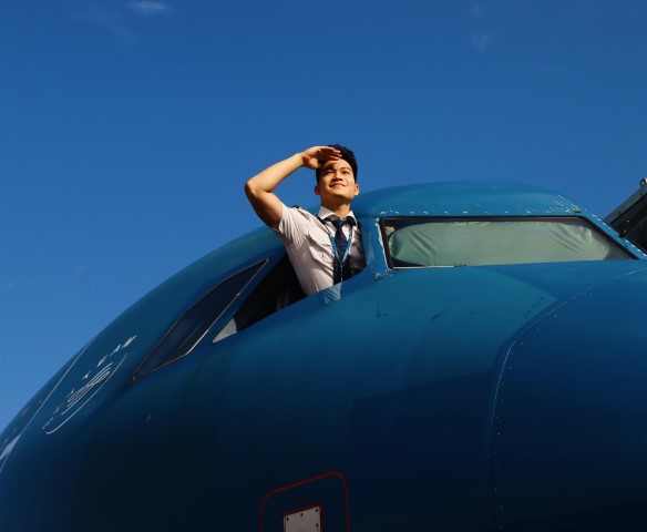 [Nụ cười Sen Vàng]  Welcome aboard Vietnam Airlines flight!