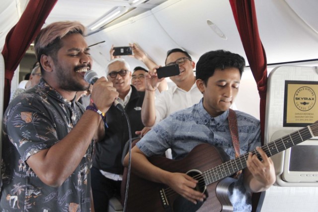 Garuda mang nhạc sống lên bầu trời