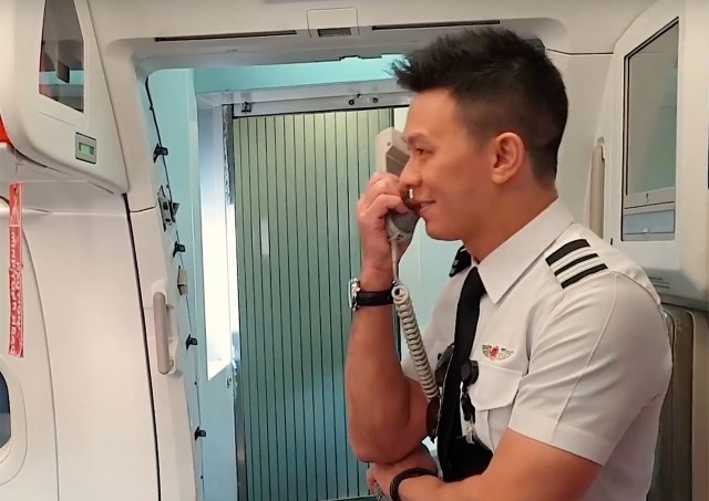 Chàng phi công gây bất ngờ cho bố mẹ trên chuyến bay TP.HCM – Singapore