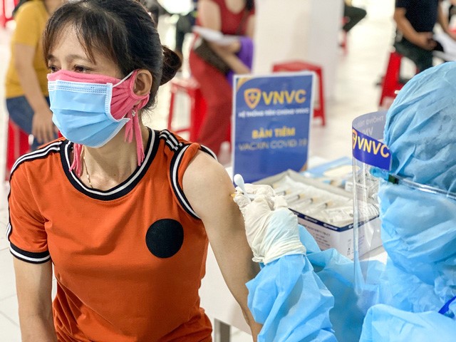 [Vaccine Covid-19] Hơn 8 triệu liều vaccine COVID-19 đã được tiêm, 1/5 dân số trên 18 tuổi ở Hà Nội đã tiêm