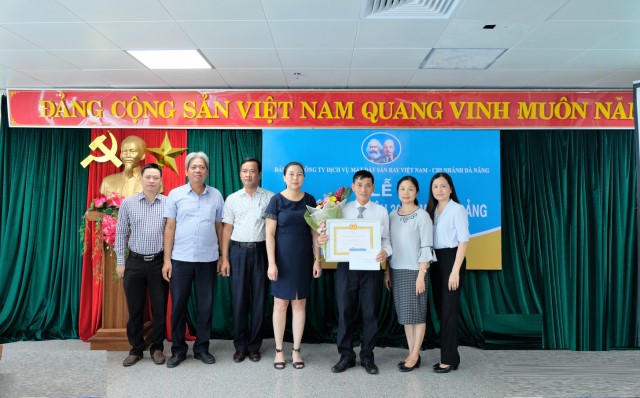 Đảng bộ VIAGS ĐN trao tặng huy hiệu 30 năm tuổi đảng
