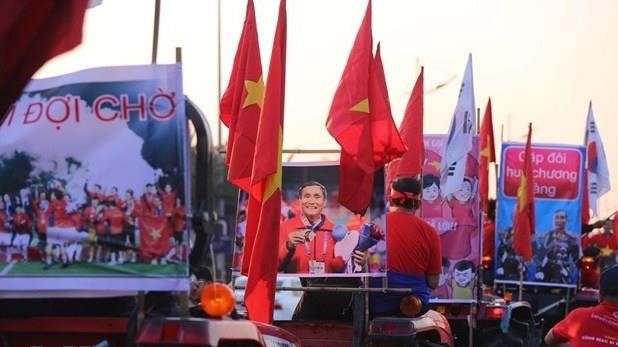 Thousands of Vietnamese fans welcome athletes home
