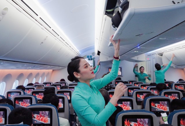 Tiếp viên VNA trả lại tài sản hơn 150 triệu đồng cho khách