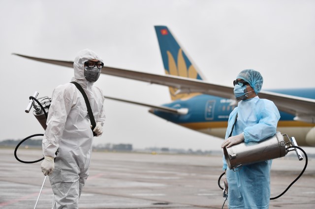 [nCoV] Vietnam Airlines Disinfects Aircraft To Prevent Coronavirus Infection