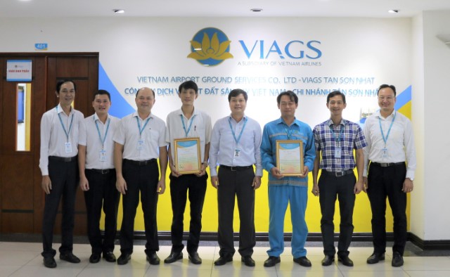 Hai nhân viên Vietnam Airlines trả lại tài sản gần 200 triệu đồng cho hành khách
