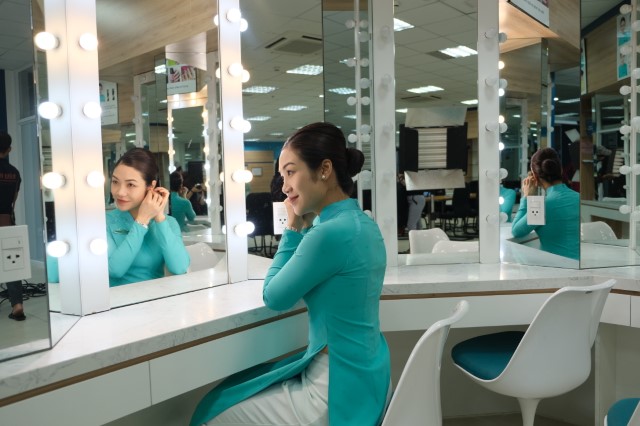 Flight Attendant Huynh Ngoc Mai: “Let’s Smile at Life!”