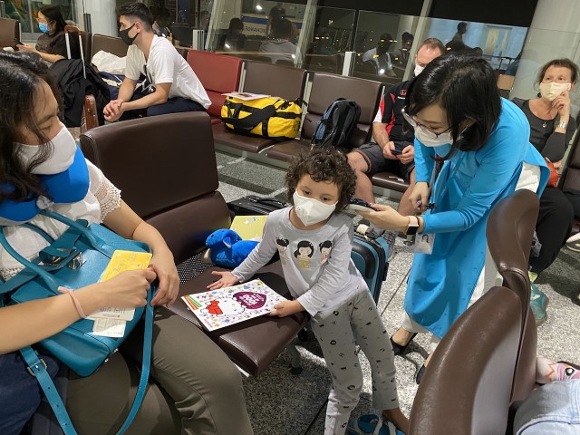 Công dân Việt Nam hồi hương từ Pháp trên chuyến bay của Vietnam Airlines