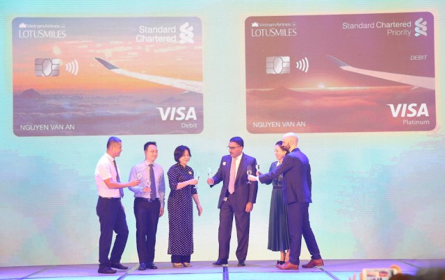 VNA and Standard Chartered Vietnam launch air mile reward bank account
