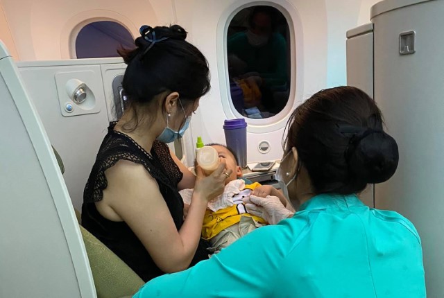 CBNV VNA tận tình chăm sóc nữ hành khách ngất