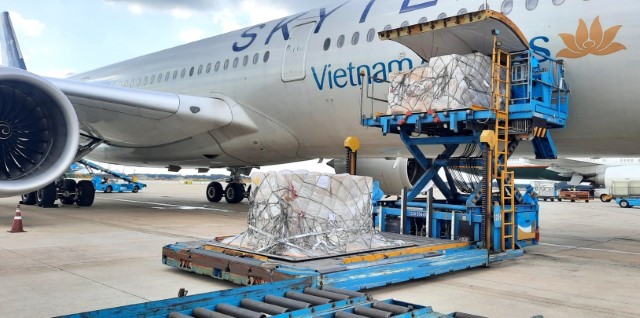 VNA vận chuyển bộ xét nghiệm nhanh Covid-19  do Đức trao tặng