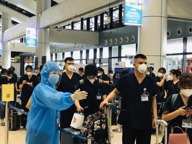 Cận cảnh hàng nghìn sinh viên, giảng viên Cao đẳng Y tế Bạch Mai  tiếp tục vào miền nam chống dịch