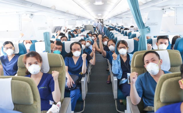 VNA tiếp tục đưa lực lượng y tế miền Trung  vào Nam chống dịch