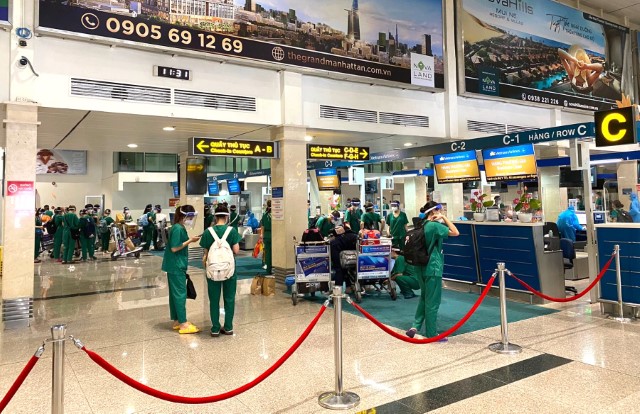 Năm chuyến bay liên tiếp chở gần 1.000 y bác sĩ, sinh viên y tế về Hà Nội