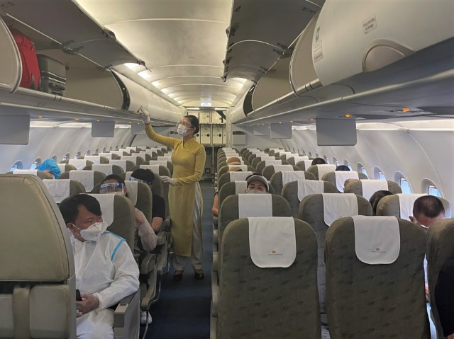 Chuyến bay thương mại đầu tiên của VNA từ TP.HCM đến Đà Nẵng sau khi mở lại đường bay