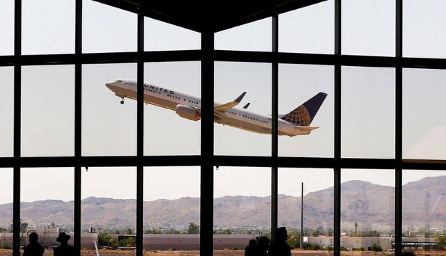 United Airlines Says Unvaccinated Pilots Costing It Millions