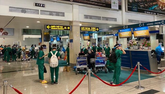 5 chuyến bay liên tiếp chở gần 1.000 y bác sĩ, sinh viên y tế từ TP HCM về Hà Nội