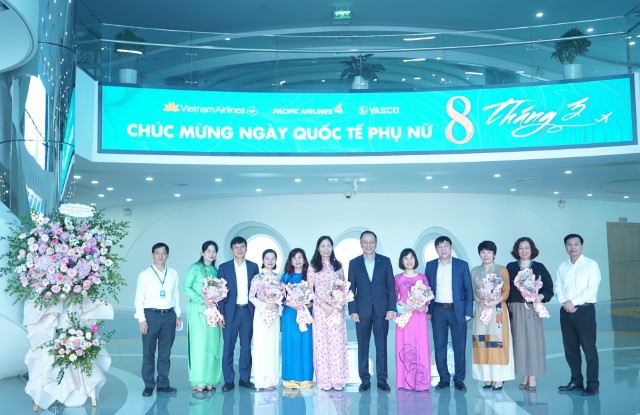 [8/3] Lãnh đạo TCT gặp mặt, chúc mừng nữ cán bộ lãnh đạo
