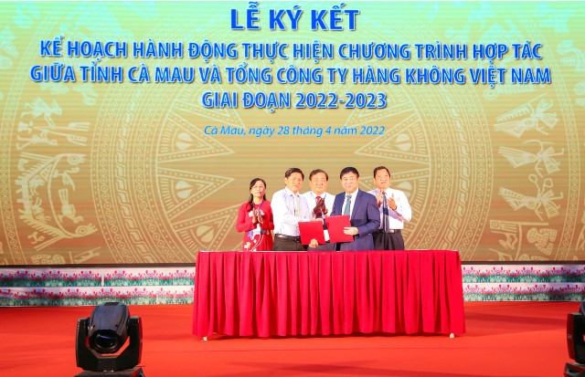 VNA ký kết thỏa thuận hợp tác với tỉnh Bình Định và Cà Mau