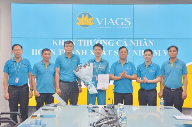 Nhân viên VIAGS nhặt được 2,4 tỷ đồng, trả lại khách