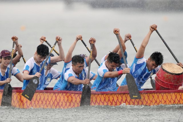 “Nóng” không khí đua thuyền, chạy bộ giữa mùa thu Hà Nội