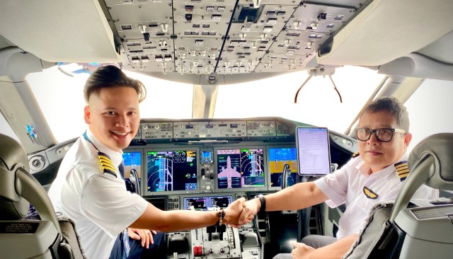 [Nụ cười Sen Vàng] Nụ cười của tuổi trẻ, của thanh xuân cùng Vietnam Airlines